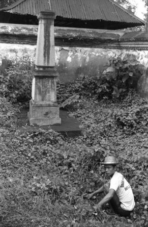 Gedenkzuil voor generaal Van Ham op de plaats waar hij in 1894 sneuvelde, bij Mataram op Lombok, 1984. Foto: Ewald Vanvugt